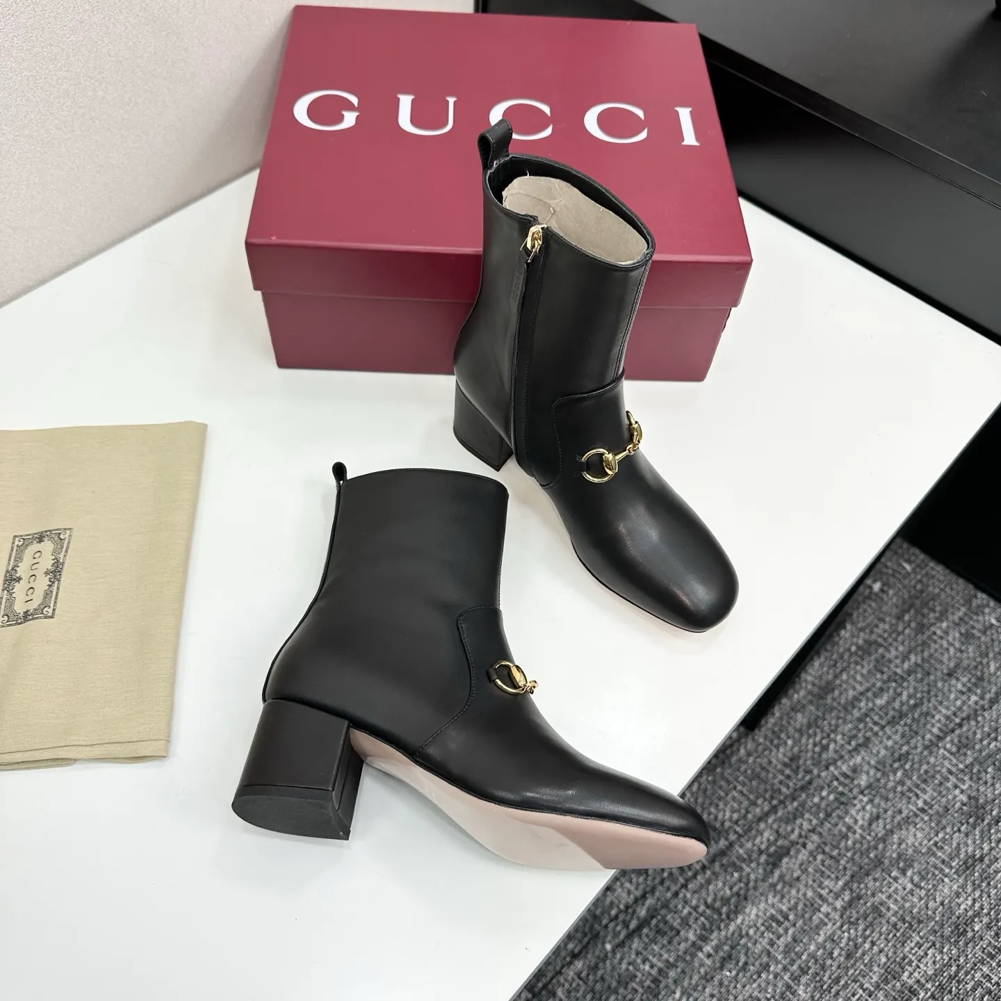 👟👟Ex-factory price 740👟👟 Gucci Gucci 2025G new autumn and winter classic horsebit thick heel short boots. The main series is finally available, and the products are worth looking forward to! Original classics create new designs ✨ Purchasing agent level! Full of high-end feel! A favorite among bloggers at home and abroad, it is retro and fashionable, easy to wear and looks great on your feet! Mainly recommended by the official website, new colors are constantly updated 🆕 ▪️Upper: original calfskin/cloth ▪️Inner lining: imported sheepskin ▪️Outsole: Italian leather outsole ▪️Heel height: 3.5cm ▪️Shoe size: 35-39 (40.41.42 can be customized)